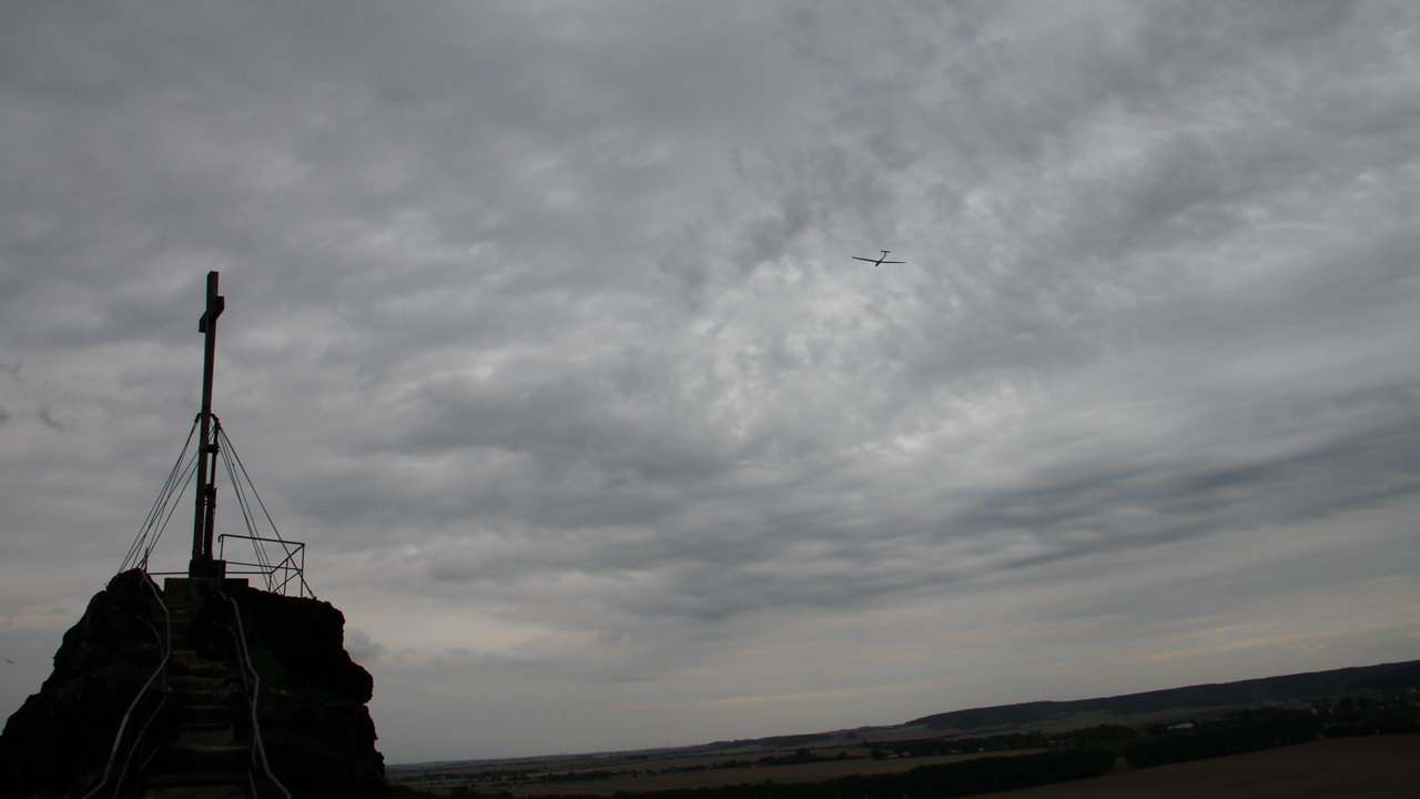 Segelflugzeug über dem Gegenstein